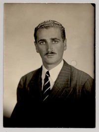 [Hombre rubio de pelo corto, rizado, ojos claros y elegante]