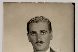 [Hombre rubio de pelo corto, rizado, ojos claros y elegante]