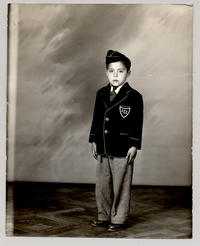 [Niño con uniforme de colegio ]