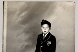 [Niño con uniforme de colegio ]