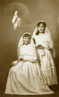 [Dos niñitas de Primera Comunión]