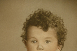 [Guagua de rizos rubios, ojos azules, vestida con un traje de hilo blanco veraniego]