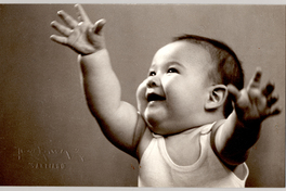 [Bebé con facciones orientales, con una polera blanca sin mangas, sonriente y los brazos en alto]