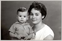 [Joven madre con su hijo en brazos]