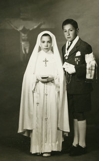 J. Claudio Charo Cáceres y una niña [hermana]