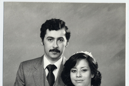 [Mujer en traje de novia sola y con su esposo]