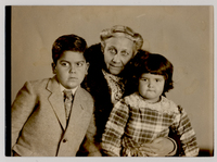 [Abuela y sus dos nietos]