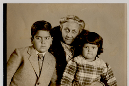 [Abuela y sus dos nietos]