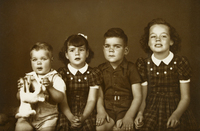 [Cuatro hermanitos sentados]