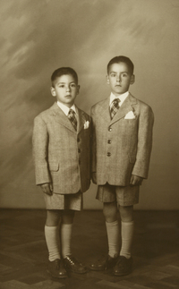 [Dos hermanos vestidos formalmente]