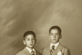 [Dos hermanos vestidos formalmente]