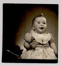 [ Sr. Aparici fotografiado de guagua]