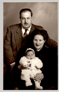 [Matrimonio con su guagua en brazo]