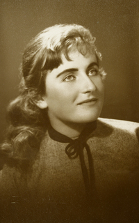 [Mujer joven de pelo rubio amarrado con una cola]