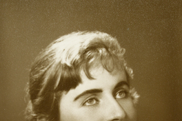 [Mujer joven de pelo rubio amarrado con una cola]