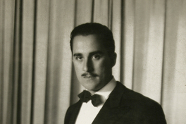 [Hombre de traje oscuro]