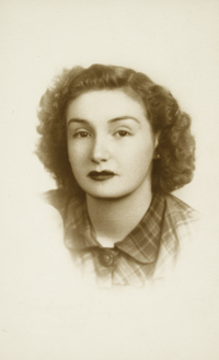 [Mujer joven de pelo claro ondulado]