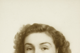 [Mujer joven de pelo claro ondulado]