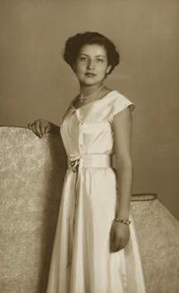 [Mujer joven de vestido blanco entallado]