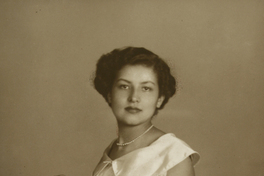 [Mujer joven de vestido blanco entallado]