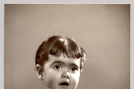 Niñita de pelo corto con chasquilla, vestido blanco repolludo y descalza]