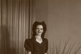 [Mujer joven de pie y vestido largo bordado negro]