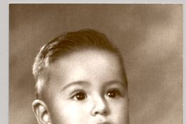 [Bebé moreno de pelo corto con una polera blanca sin mangas]