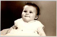 [Bebé niñita sonriente con un vestido blanco recogido y amplio sentada y en distintas posiciones]