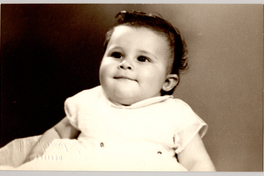 [Bebé niñita sonriente con un vestido blanco recogido y amplio sentada y en distintas posiciones]