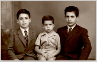 [Tres hermanos sentados]