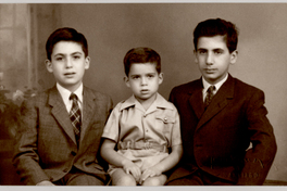 [Tres hermanos sentados]