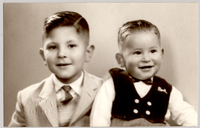 [Dos niños [hermanos] posando sonrientes]