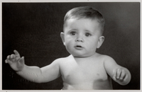 [Bebé rubio de torso desnudo]