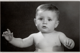 [Bebé rubio de torso desnudo]