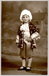 [Niño con disfrazado a la usansa del siglo XVIII]