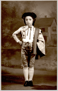 [Niño disfrazado de torero]