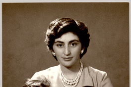 [Madre sentada con sus dos hijos, una niña y un bebé]