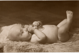 [Guagua desnuda acostada en el suelo sobre un felpudo]