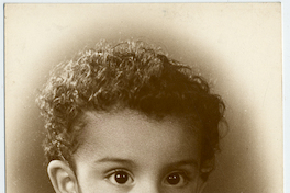 [Niñita de tez morena, pelo corto y crespo con una camiseta blanca y otra hablando por teléfono]