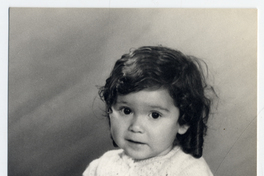 [Bebé de unos dos años sentada con una pelota en sus manos y otros juguetes]