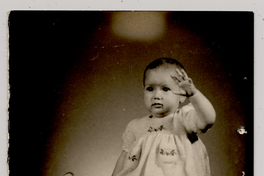 [Guagua rubia sentada sobre un felpudo con su brazo izquierdo arriba]