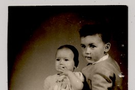 [Niño sentado con su hermana chica con la cabeza rapada]