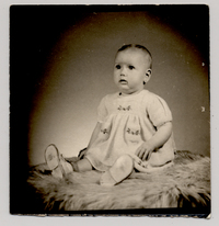 [Guagua rubia sentada sobre un felpudo]