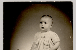 [Guagua rubia sentada sobre un felpudo]