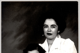 [Madre e hija vestidas con ropa blanca y sentadas sobre un felpudo]