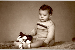 [Niñito con traje de lana mangas lartas y pantalón corto y zapatos de lana]