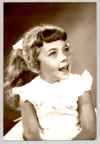 [niñita rubia de ojos azules, vestido blanco con vuelos y una cinta blanca en el pelo]