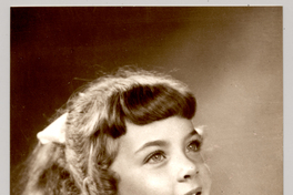 [niñita rubia de ojos azules, vestido blanco con vuelos y una cinta blanca en el pelo]