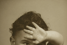 [Niñita desnuda con una pelota en su mano derecha y una cadena con un cristo colgando en el cuello]