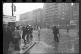 [Manifestación en día lluvioso] : Violencia de Direita[Derecha]